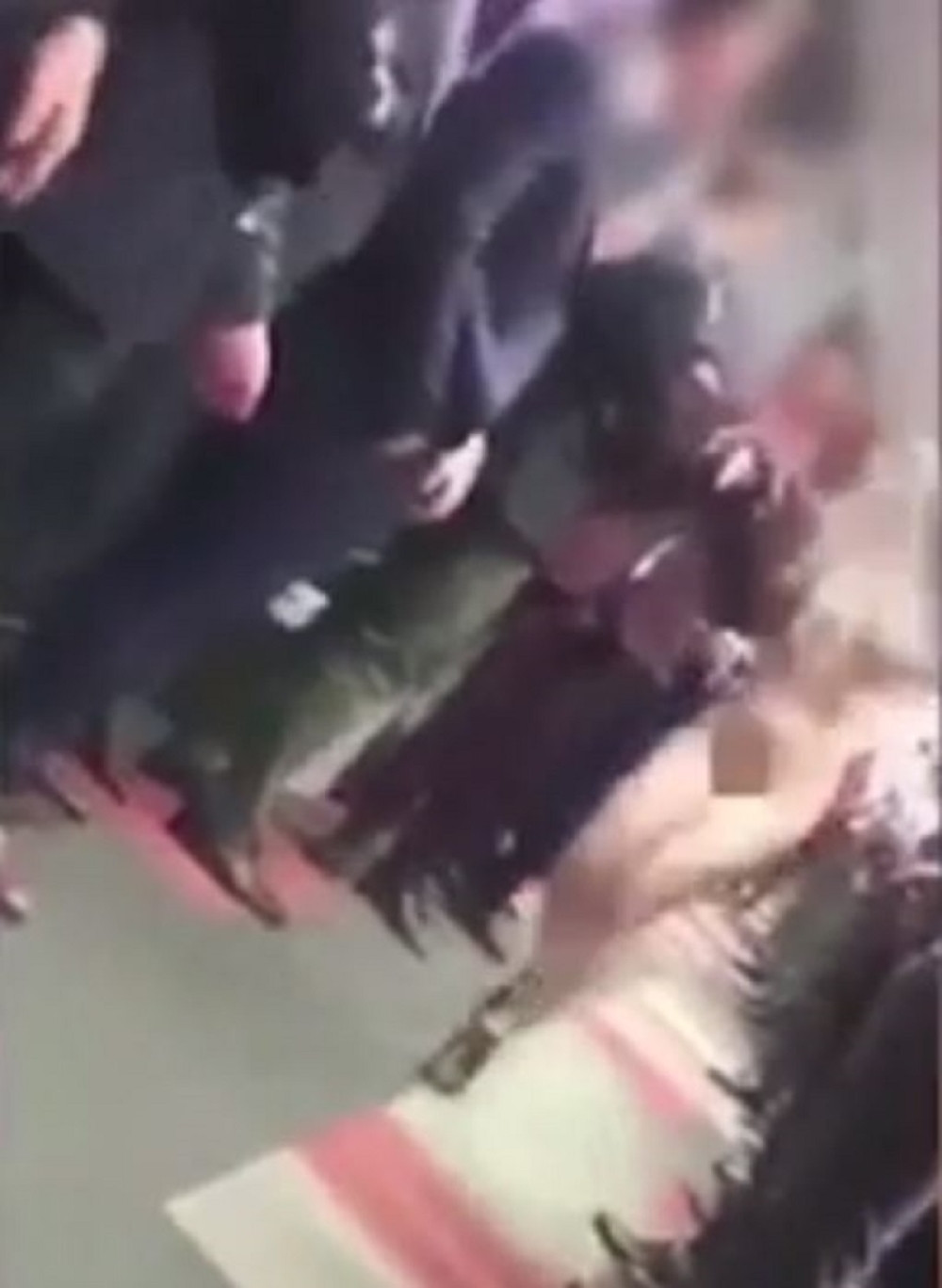 Platili zaposlenoj da šeta gola da bi motivisala kolege (VIDEO 18+)