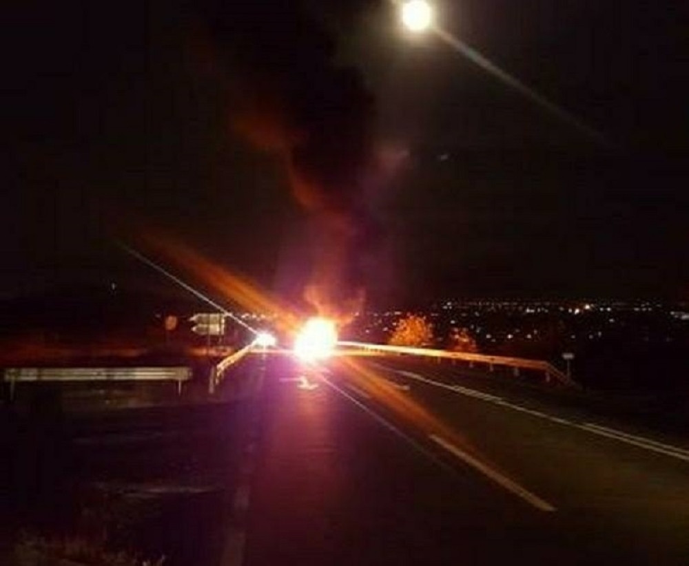 Vozilo udarilo u Milovu pratnju, pucnjava na sve strane!