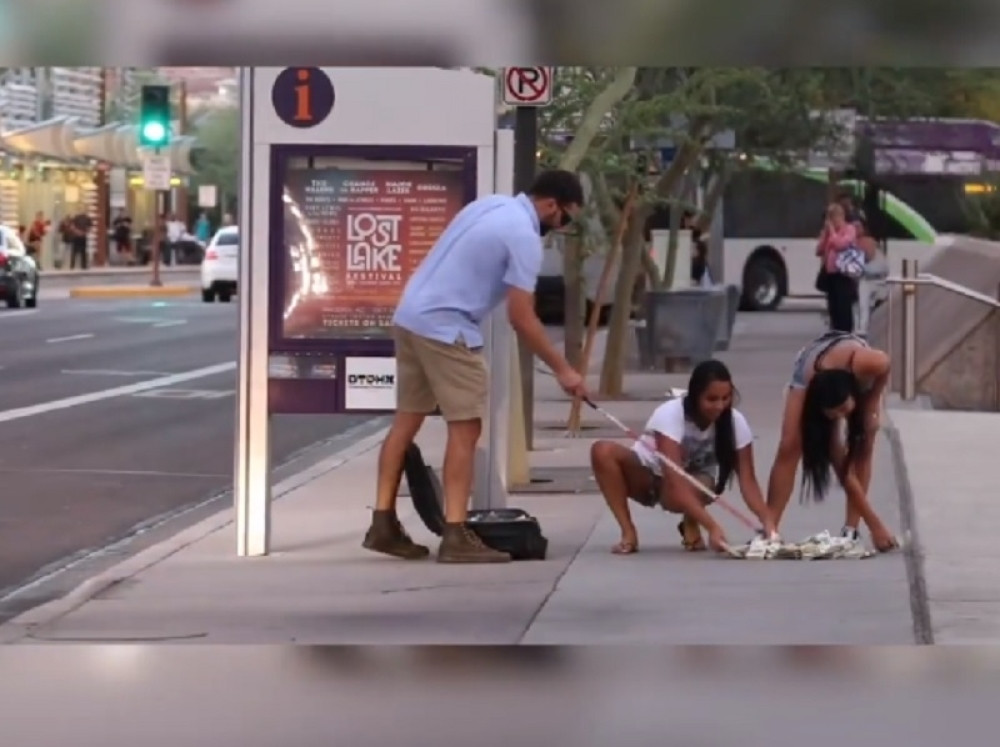 Evo kako reaguju ljudi kada ugledaju gomilu novca!