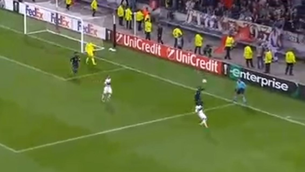 Igrač Evertona nakon duela nepomično ležao na travi, prekinut meč!