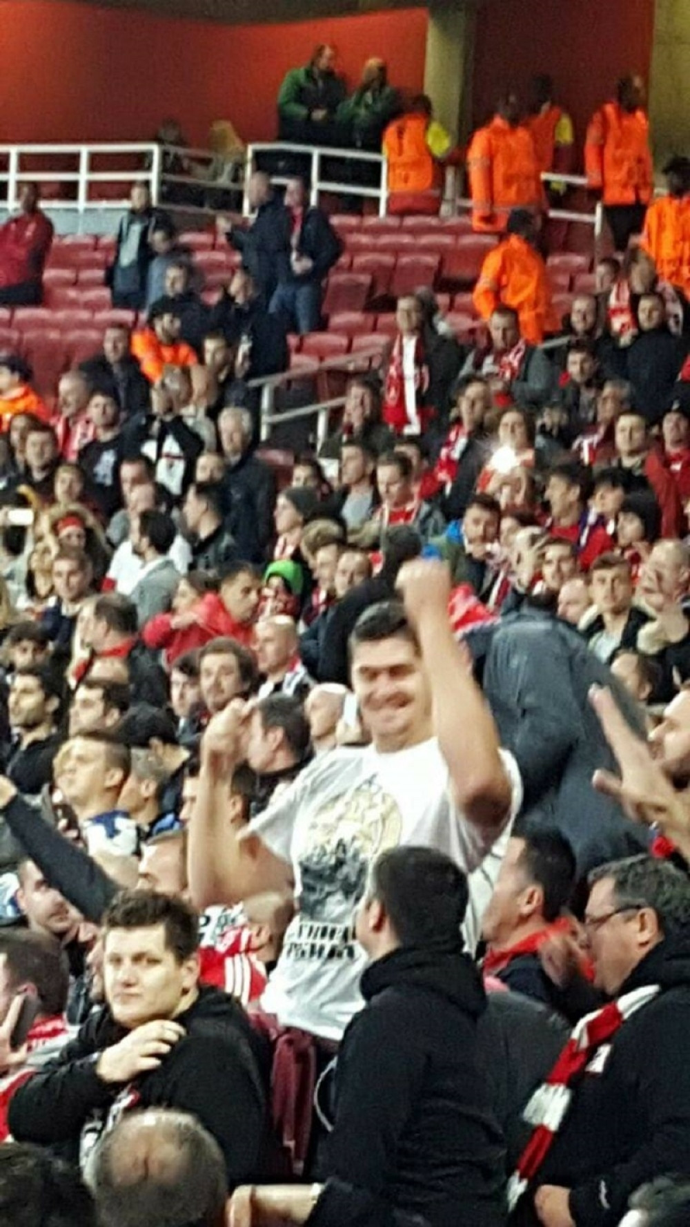 Darko Miličić žestoko navijao, nećete verovati šta je sve radio, a majica mu je pravi hit! (FOTO)