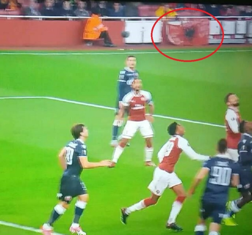 Albanska zastava na meču Arsenal - Zvezda (FOTO)