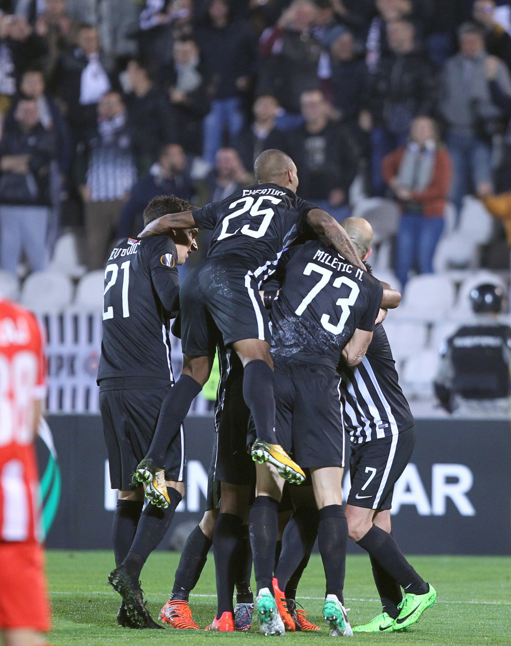 Partizan u društvu Evertona i Intera