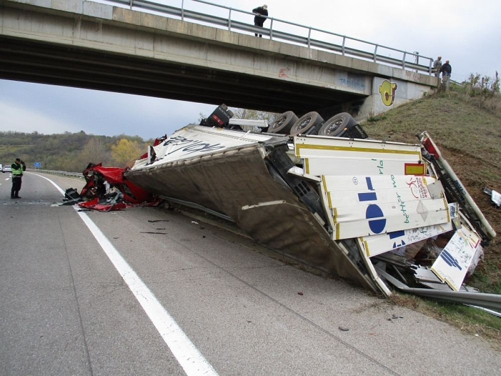 Vozio ŠESTOČLANU porodicu i izazvao udes, POGINULA devojka, dete u KRITIČNOM stanju