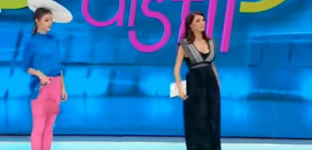 Voditeljka zavukla ruku ispod haljine i počela da "čeprka, čeprka..."