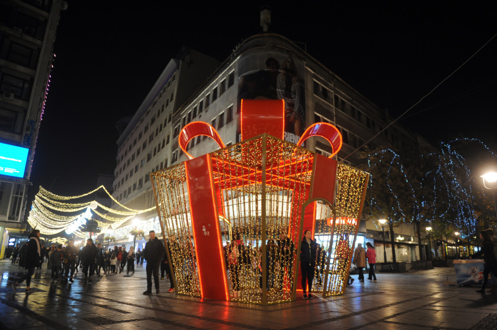 Luda zabava tokom praznika na ulicama Beograda