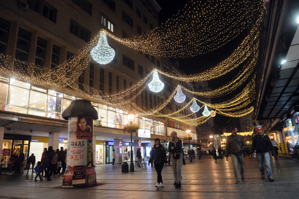 Uključena novogodišnja rasveta (FOTO GALERIJA)