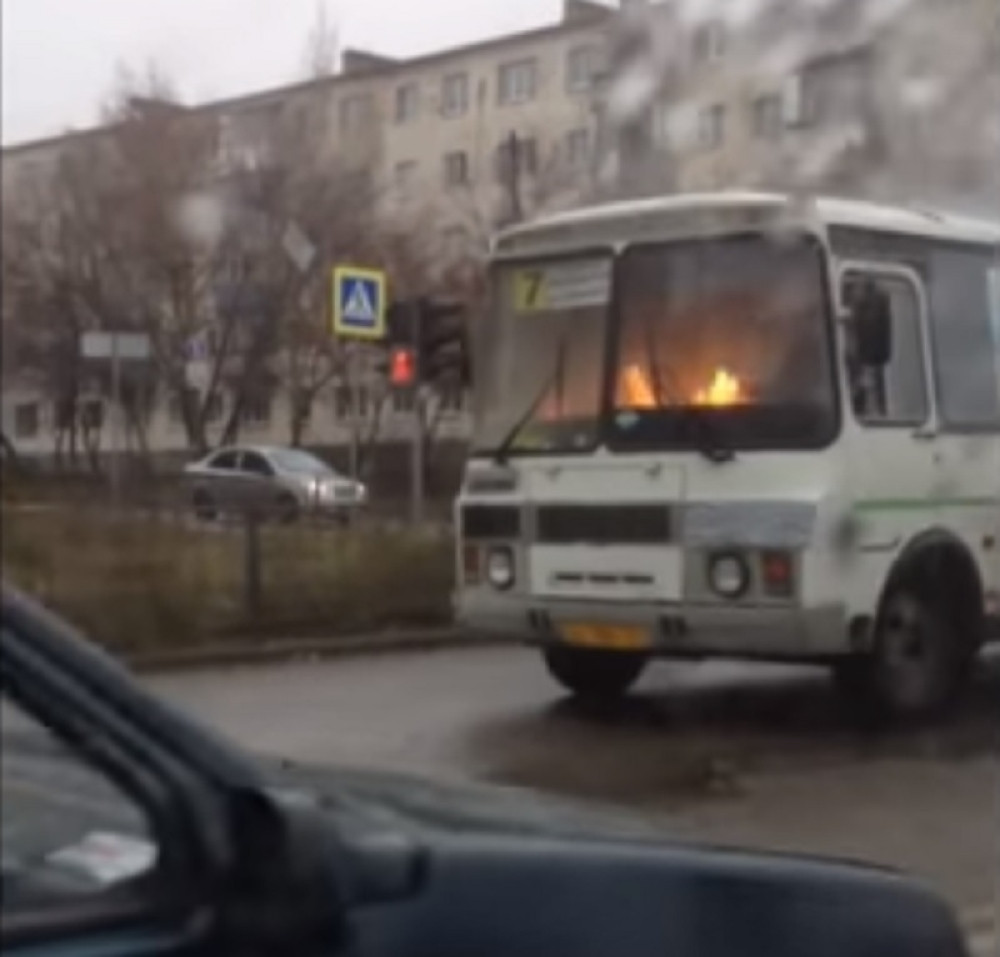 Rus provozao zapaljen autobus centrom grada!