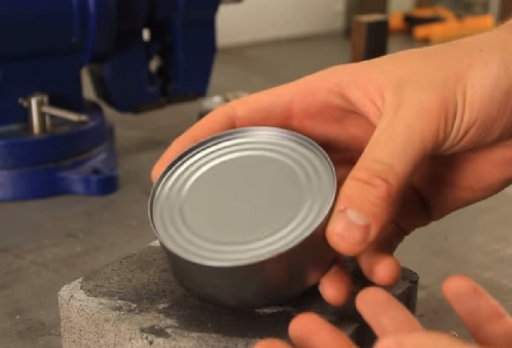 Evo kako da otvorite konzervu bez otvarača