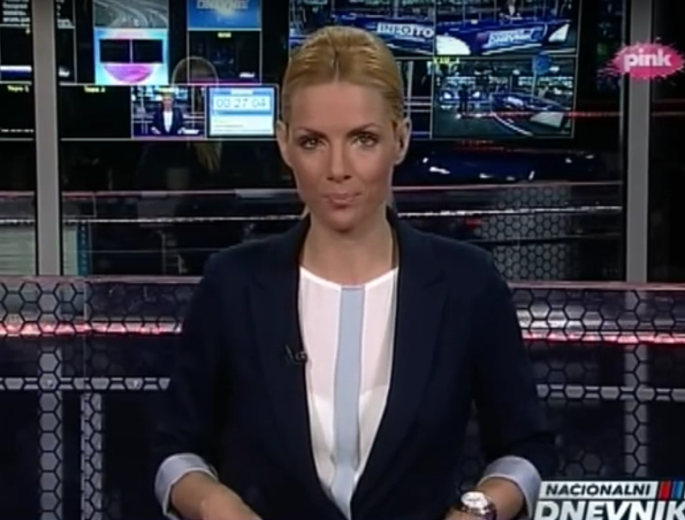 Voditeljka nije ni slutila šta joj se dešava iza leđa! (VIDEO)