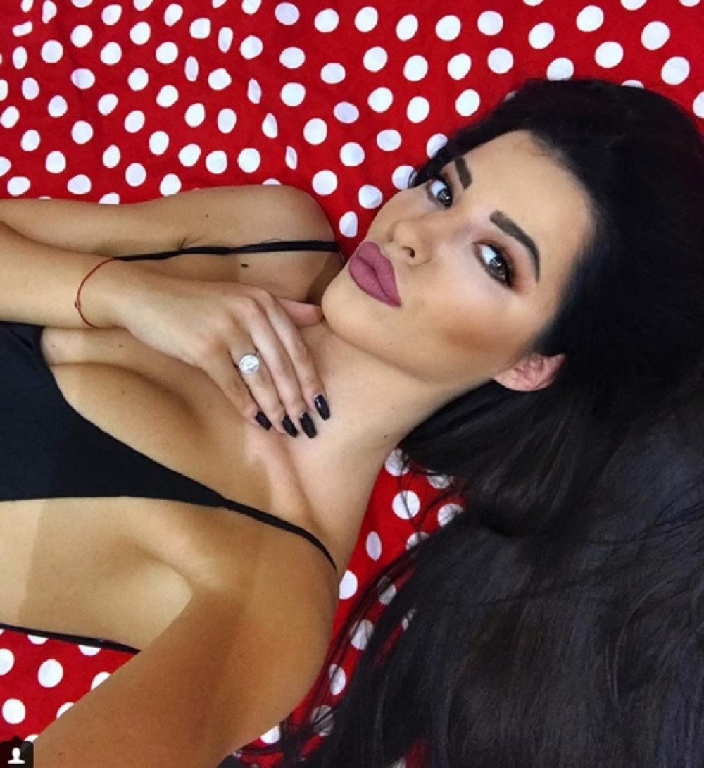 Žena srpskog reprezentativca u LEZBO AKCIJI!  Njih dve su to BEZ BLAMA URADILE! (FOTO)