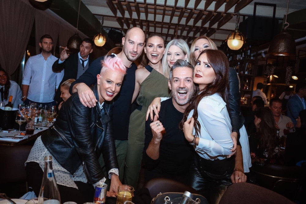 Nina Seničar u ulozi domaćice