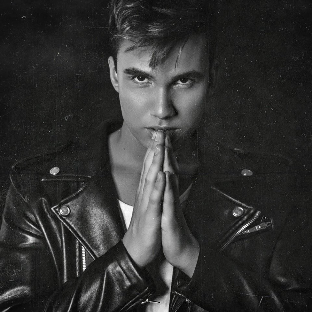 Zbog karijere se odrekao imena, ali i promenio imidž i muzički pravac!