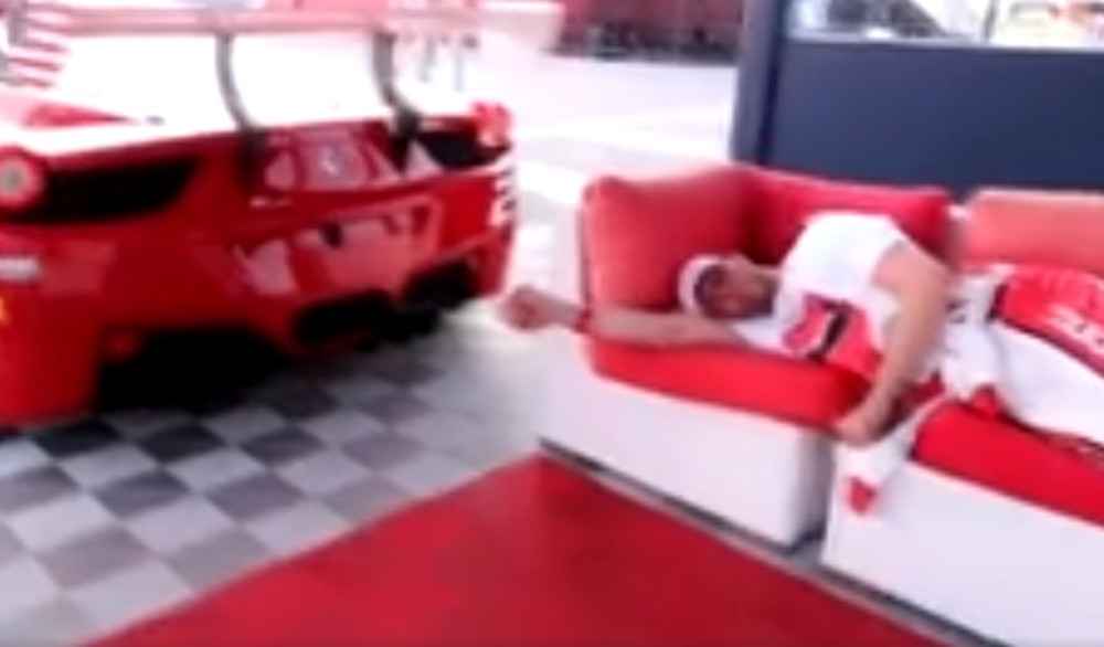 Kako biste reagovali na buđenje "ferarijem"? (VIDEO)