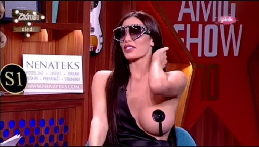 Soraja se u emisiji pojavila s otkrivenom dojkom! (FOTO)