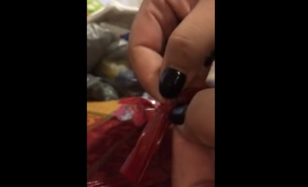 Otvorila bombonu za dete pa u njoj pronašla ovo!