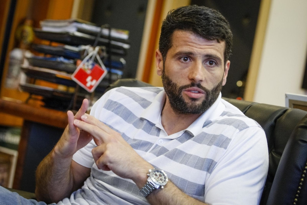 Raduloviću ako mi opet pobegneš sa duela, neće ni Branka glasati za tebe