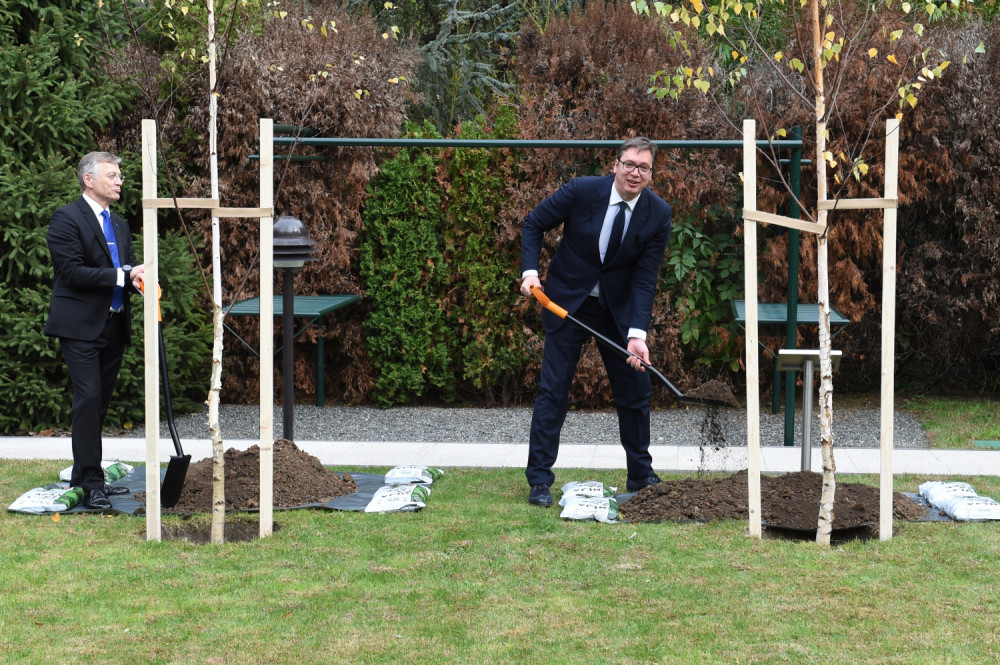 Vučić i ambasador Finske zasadili breze