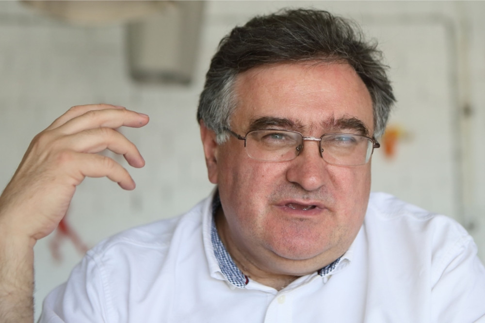 Boško zašto si na čelo protesta stavio one koji opravdavaju NATO bombardovanje? Jesi li toliko glup, ili zlonameran