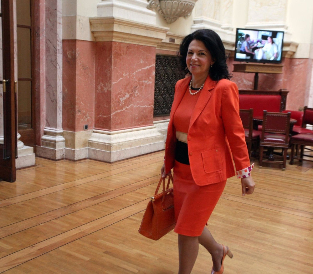 Dok Đilas leži na plaži, nastavlja se totalni rat između njegove i Jeremićeve stranke, a Sanda Rašković mu poručuje: Ako primiš Nikolu Jovanovića u stranku, bićemo neprijatelji!