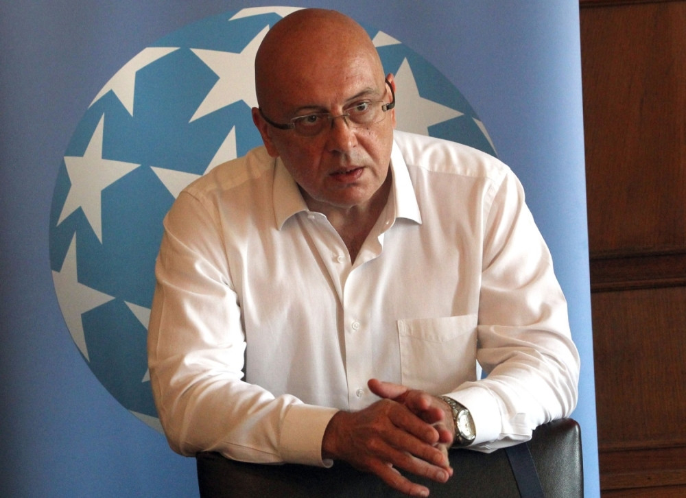 Ministar dobio stan, a drma mu se fotelja!