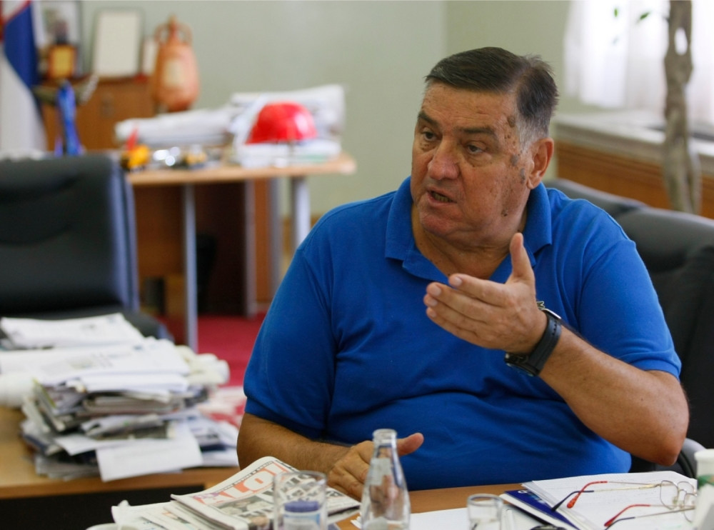 Mrka doneo Šešelju vredan poklon, evo kako je reagovao (VIDEO)