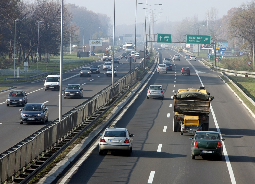 Iznenadilo nas je smeće u kolima, ali kada smo videli OVO NA INSTRUMENT TABLI, i muž i ja smo se šokirali!