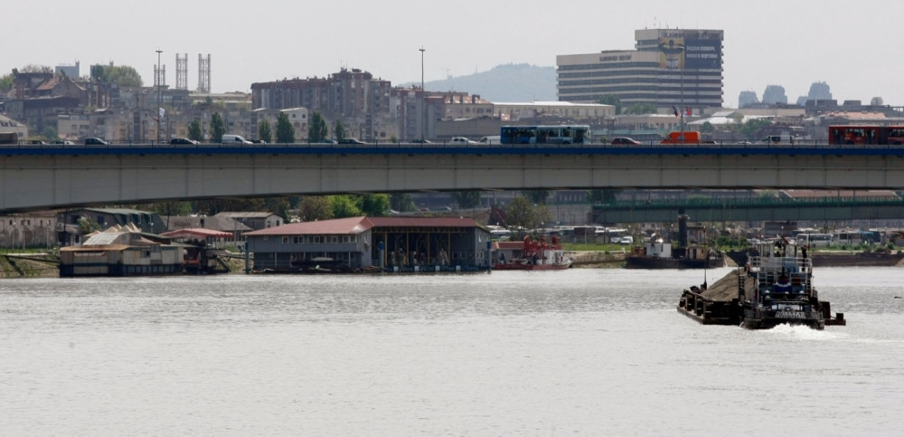 Devojka skočila sa BRANKOVOG MOSTA!