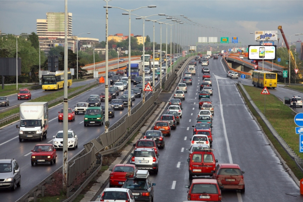 Izgoreo automobil u centru Beograda, JEDNA OD NAJVEĆIH ULICA PARALISANA (FOTO)