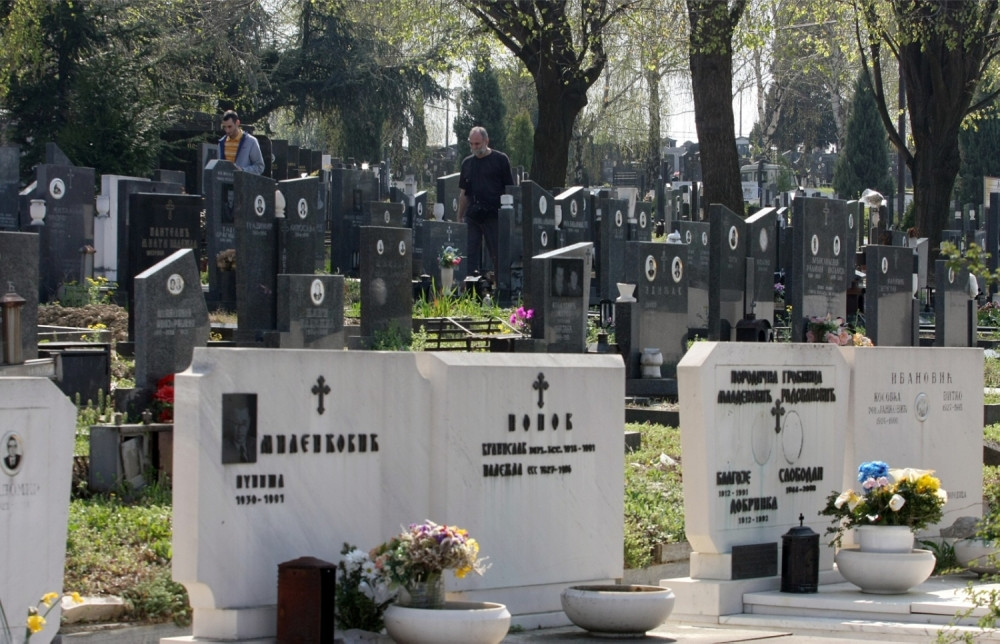 Misteriozna žena na Lešću snima sahrane, pa rodbini naplaćuje 8.000 dinara, a sada je stigao i odgovor "Pogrebnog"