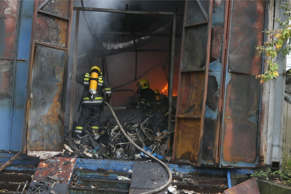 Stan počeo da GORI, dok je mladić spavao u njemu! Stanari preplašeni IZLETELI na ulicu! Vatrogasci zatekli JEZIV PRIZOR!