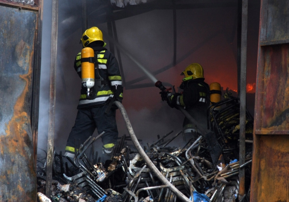 Novi požar u Beogradu! Zapalio se deo zgrade, celo naselje puno dima