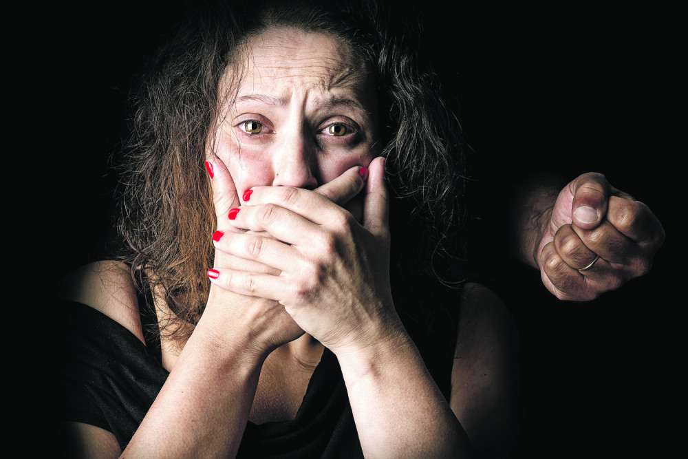 Migranti razbili pivsku flašu pa napali i opljačkali ženu