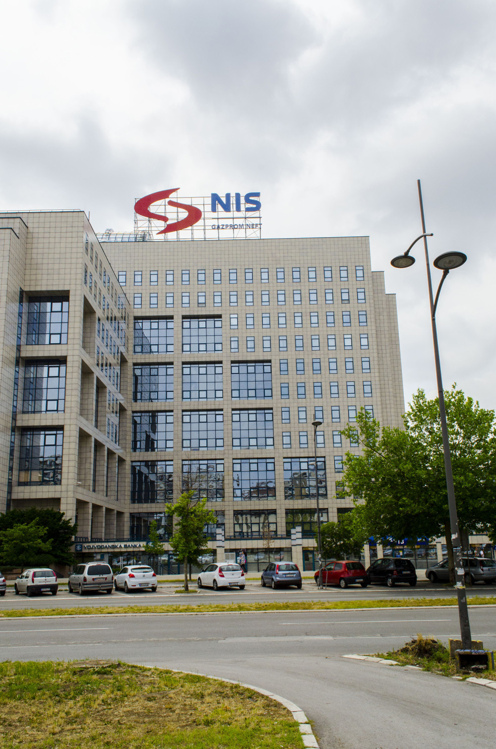 Rade za manje od 30.000, a prinuđeni su i da KUPUJU NA PUMPI, da ne bi DOBILI OTKAZ!