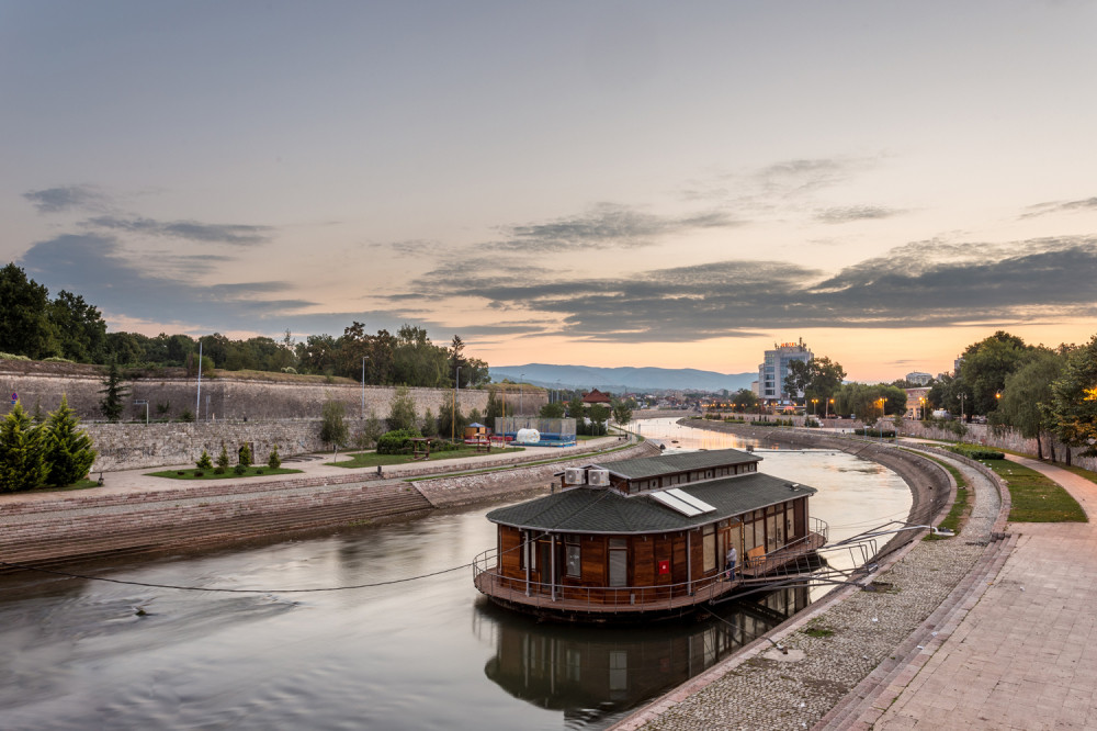 Gost kafića primetio TELO koje PLUTA Nišavom