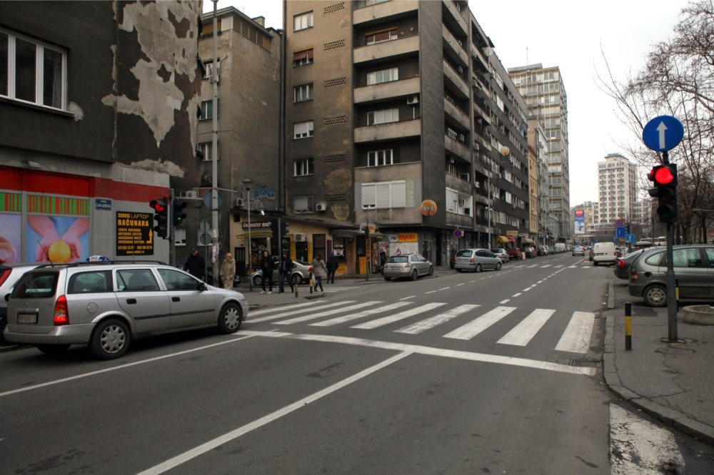 Automobil udario pešaka, besni Nišlija počeo da udara po kolima, iščupao retrovizor, OPŠTA TUČA!