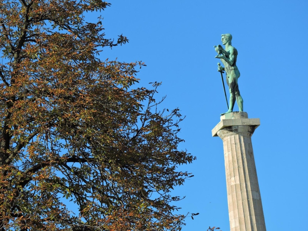 Koju pticu Pobednik drži u ruci?