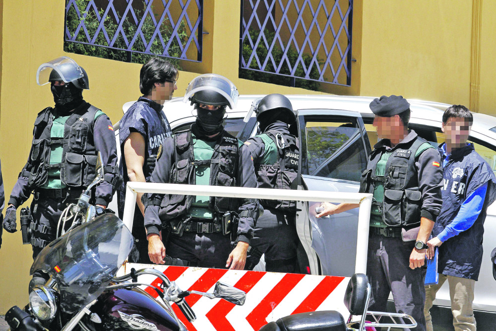 Policija razbila međunarodnu krimi grupu, pronašli im pravi arsenal naoružanja