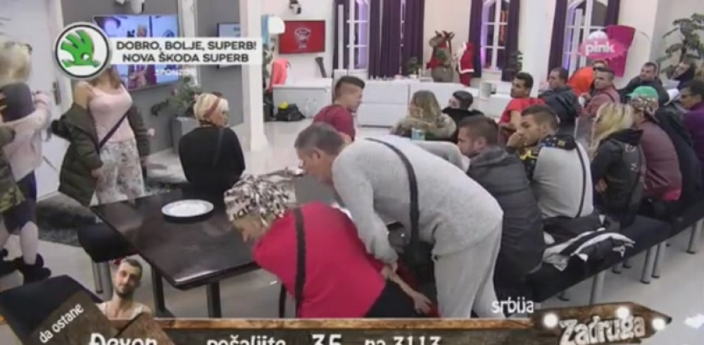 Mića pljunuo Jelenu, nastao opšti haos!