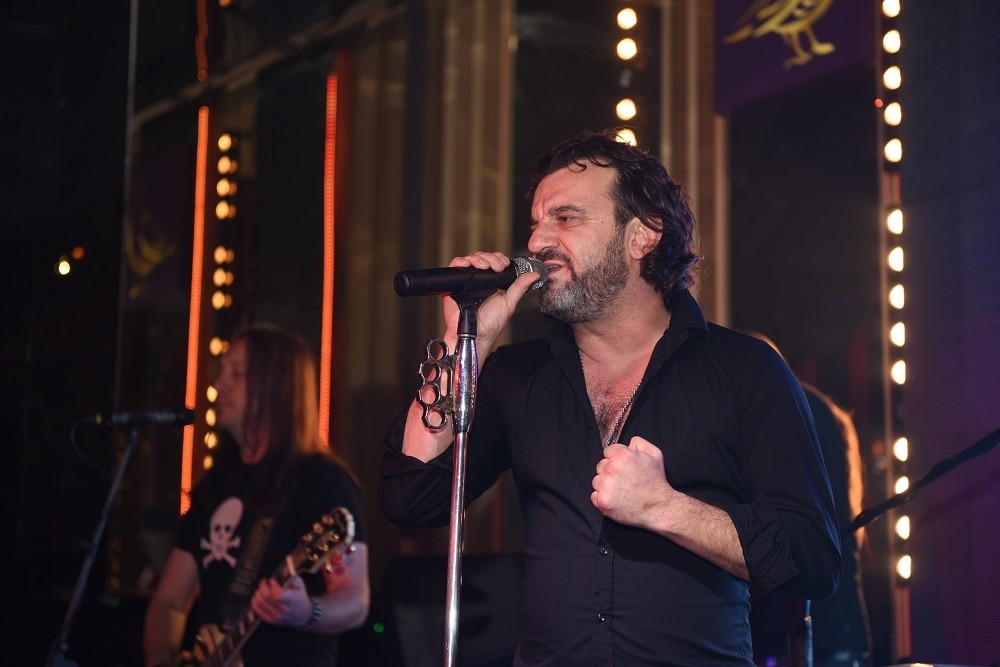 Lukas u zagrljaju poznate crnke (FOTO)