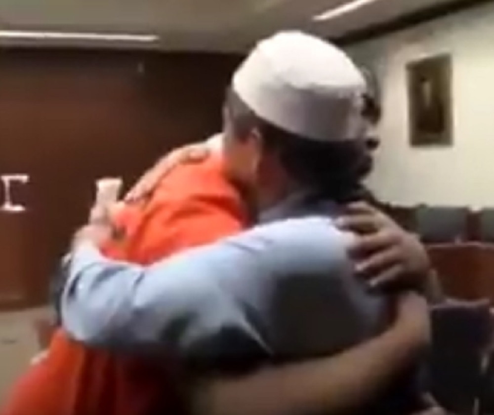 Zagrlio ubicu svog sina, pa izgovorio nešto od čega hvata jeza