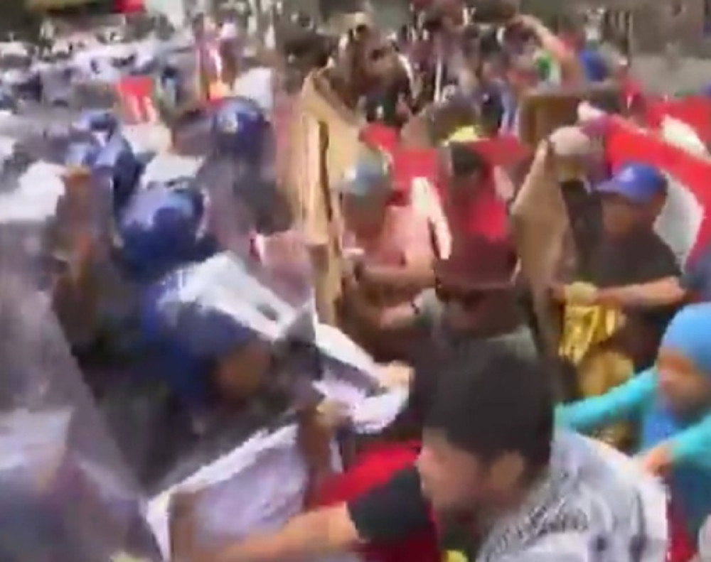 Policija vodenim topovima terala demonstrante (VIDEO)