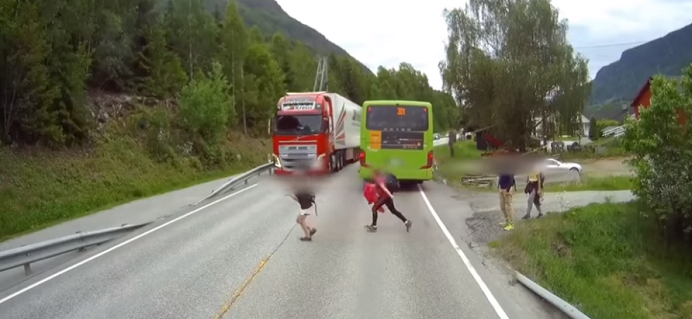 Dečak pretrčavao ulicu, a onda je naišao kamion!