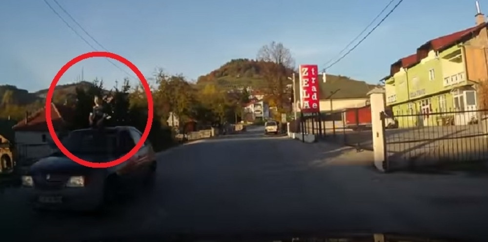 Vozio dete na krovu automobila!