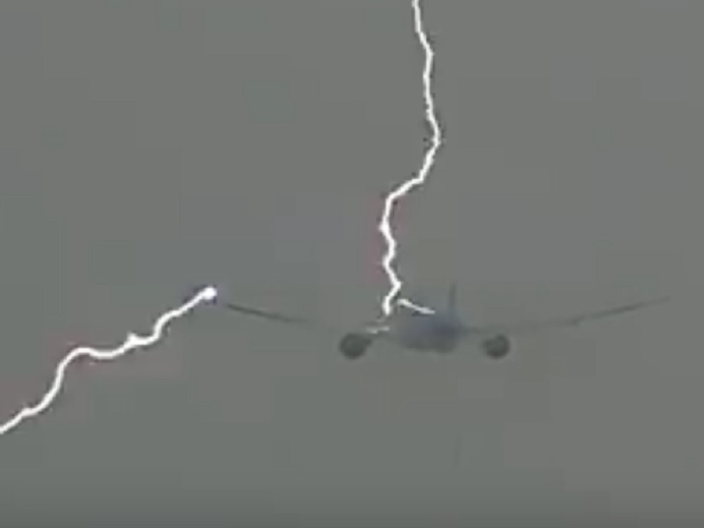 "Oko nas je sevalo, avion se tresao, a onda je počeo da propada!"