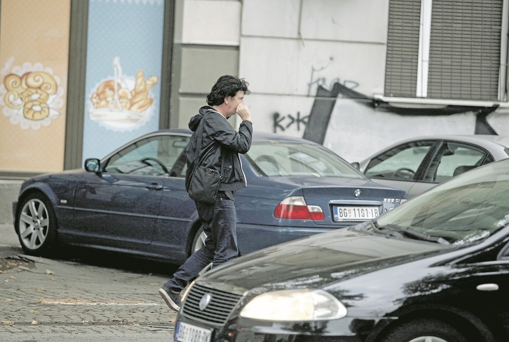 Bajaga uhvaćen kako čačka nos! (FOTO)