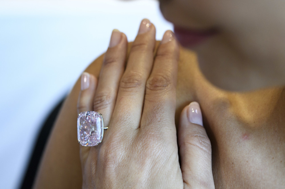 Devojka našla prsten u ormaru svog dečka, objavila sliku na internetu, ali ono što je napisala je RAZBESNELO SVE!