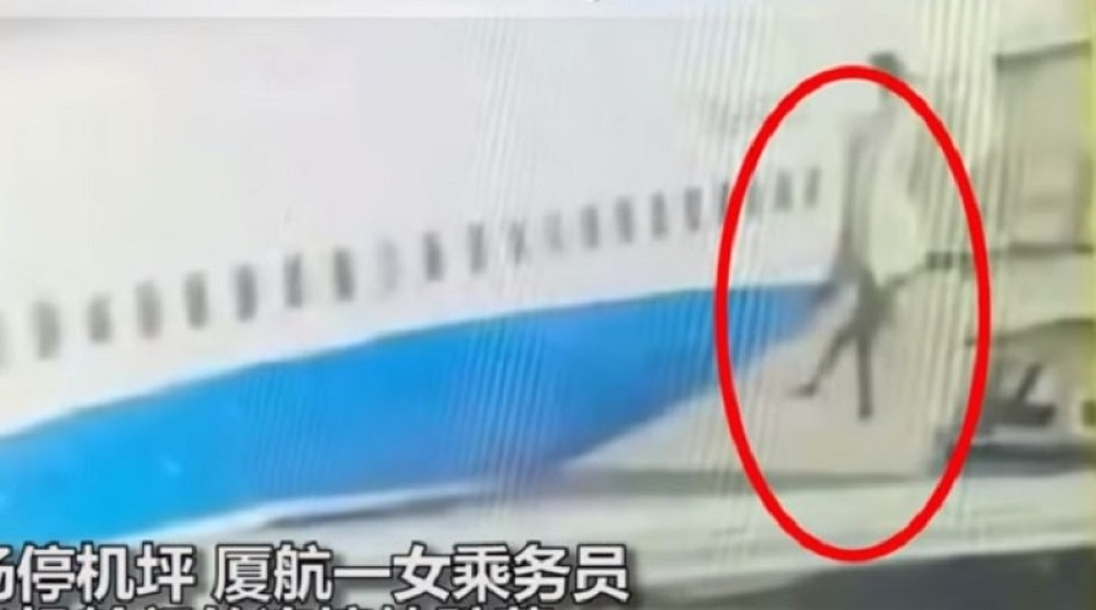 Zakoračio u prazno i ispao iz aviona