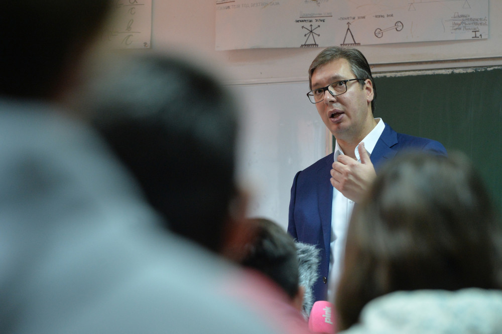 Vučić: Deco, čuvajte prijatelje, devojčice posebno!