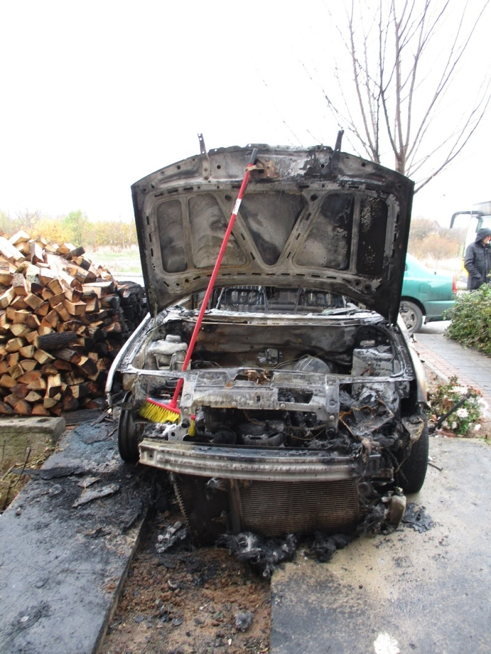 Hteo da popravi automobil, pa umalo POGINUO u eksploziji!